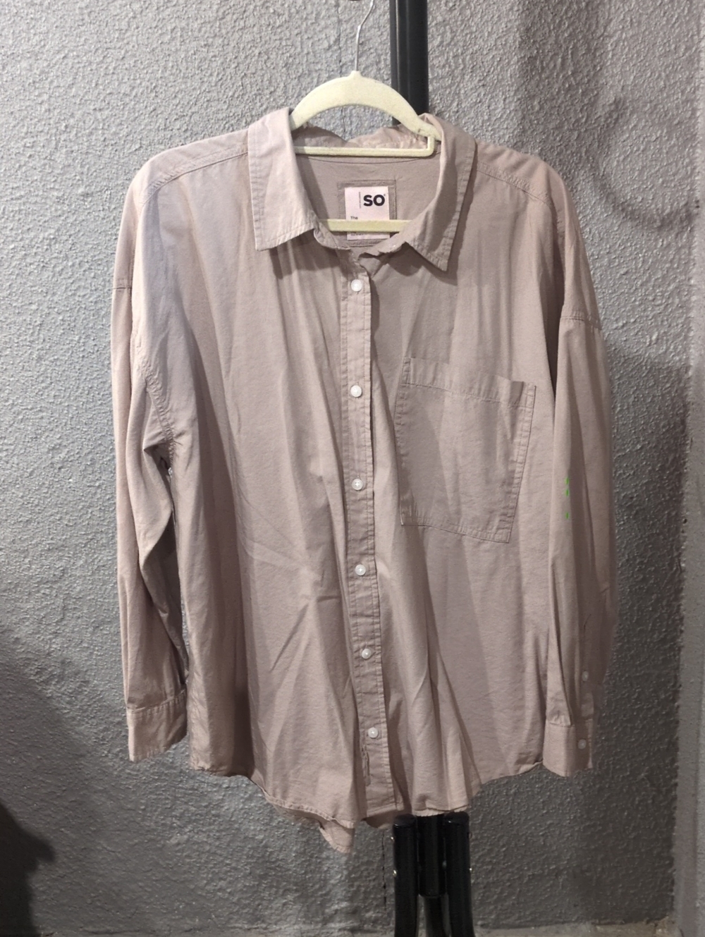 SO Women's Long-Sleeve Button-Up Shirt in Light Taupe